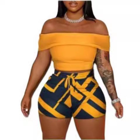 Dame Off-Shoulder Crop-Top og højtaljede shorts i geometrisk design Stilla