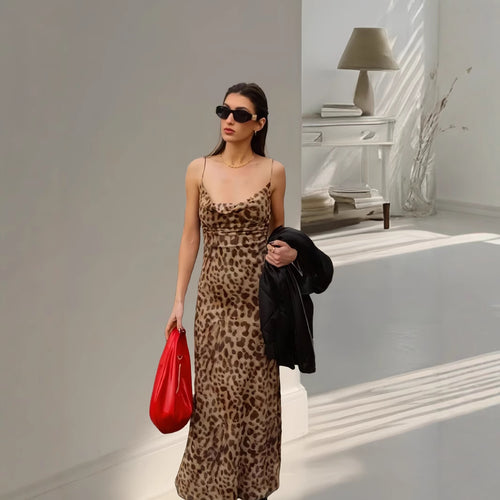Dame maxikjole med justerbar flæsekant og elegant leopardmønster Stilla