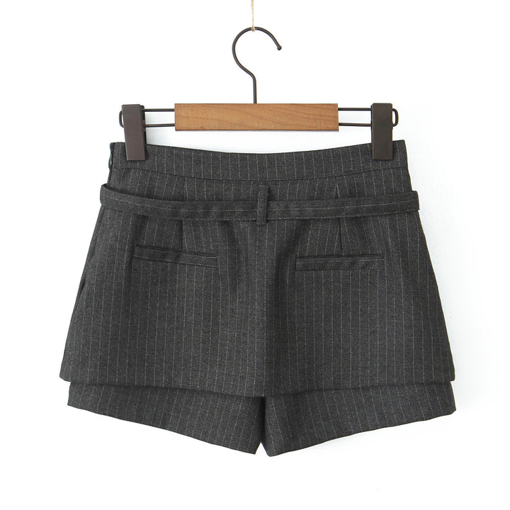 Dame elegante shorts med fine nålestriber og justérbart bælte Stilla