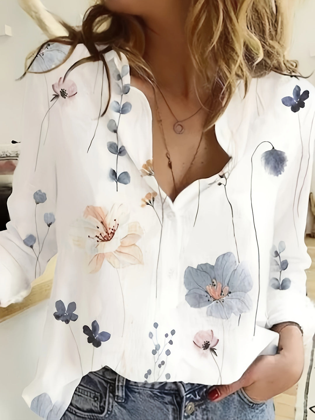 Damebluse med blomstertrykt og lange ærmer med knaplukning Stilla