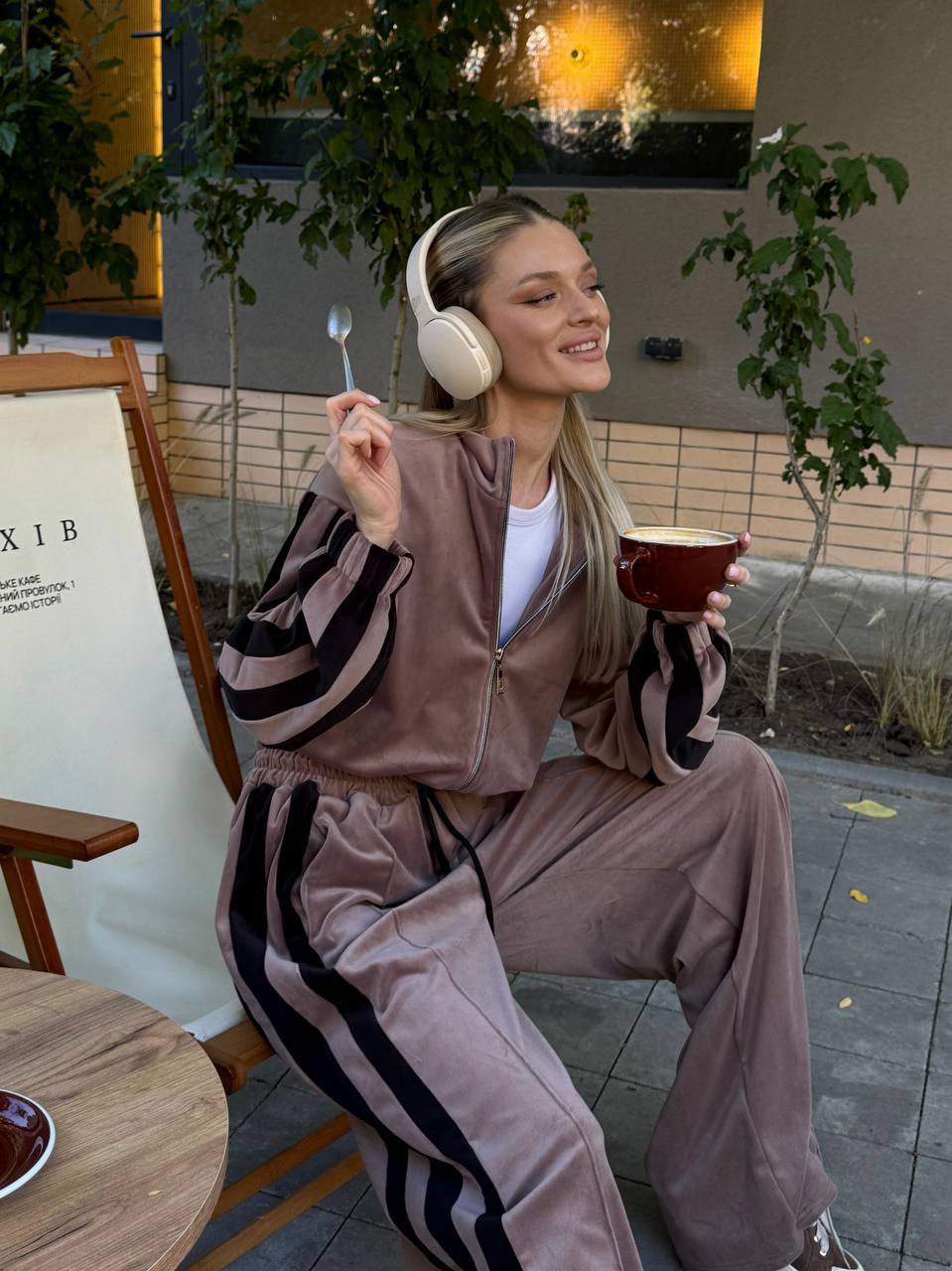 Kvinders sporty velour træningsdragt med kontrastfarvede striber Skovae