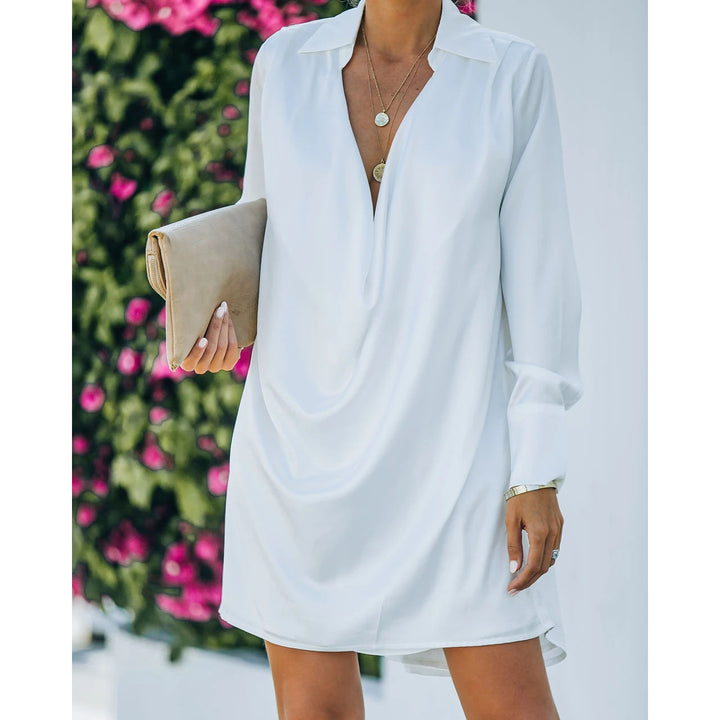 Dame indhyllet kjole med dyb V-hals og elegant drapering Stiila