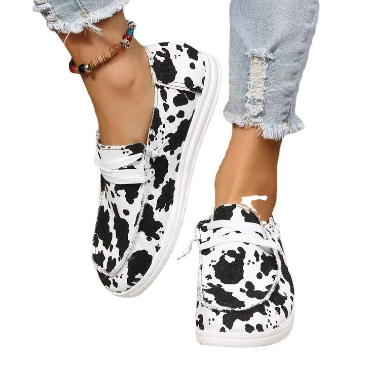 Dame Mode Slip-On Sneakers med unikt Cow-Print og fleksibel sål Stilla