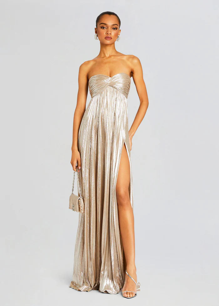 Kvinders aftenkjole med off-shoulder design og elegant slidser Skovae