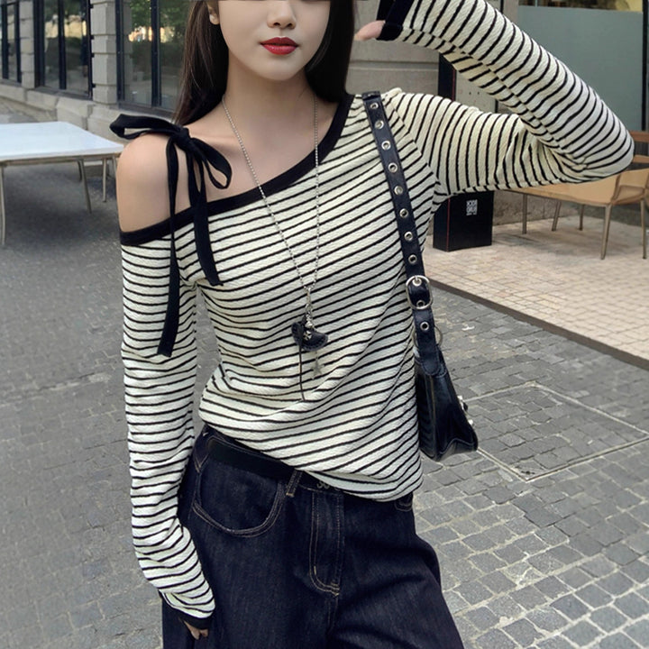 Kvinders off-shoulder langærmet skjorte med stribet design og dekorative bue detaljer Stilla