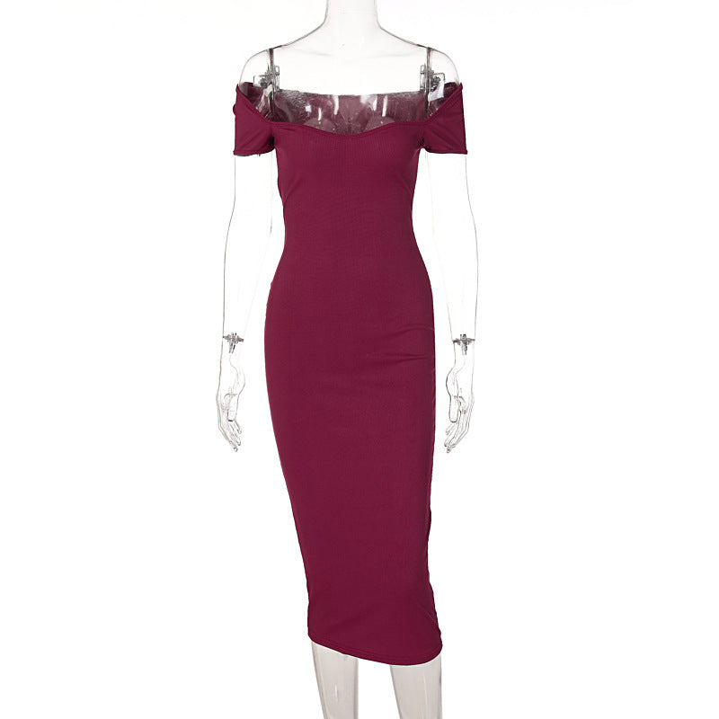 Dame Figurtilpasset Midi-kjole med off-shoulder design og elegante draperingseffekter Skovae