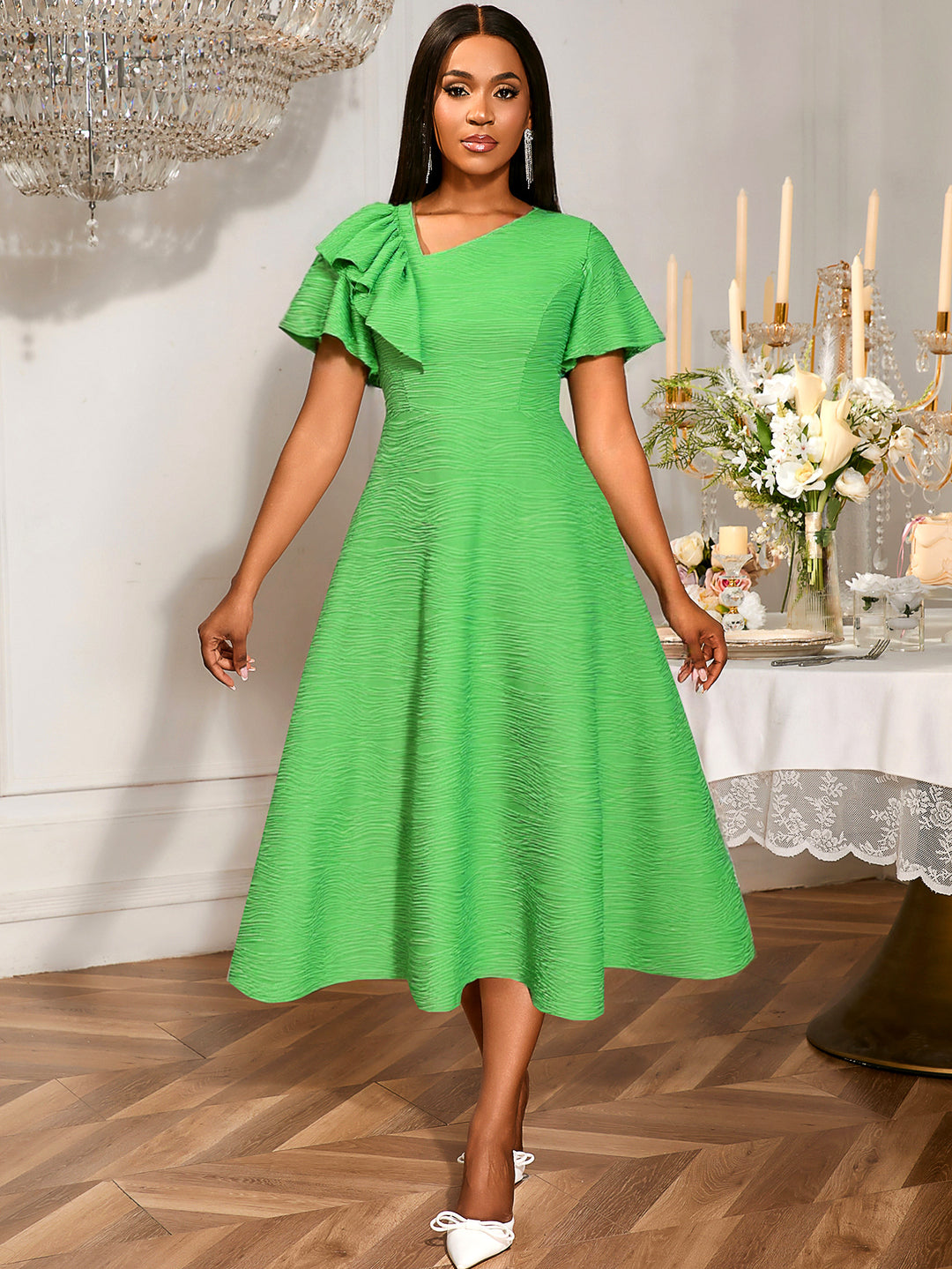 Damer Elegant Midikjole med asymmetrisk flæsedetail Skovae
