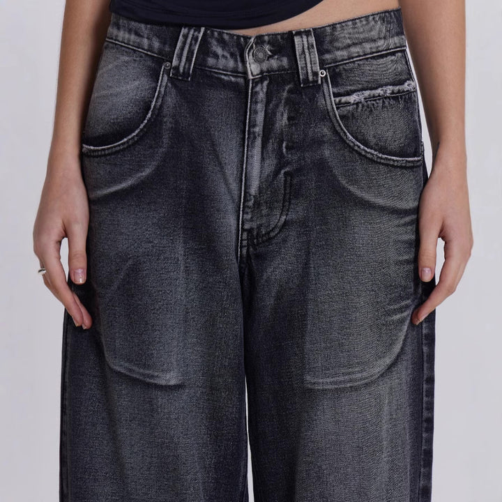 Dame Løst skårede jeans med iøjnefaldende englevinge-design og moderigtig brugt-look Stilla