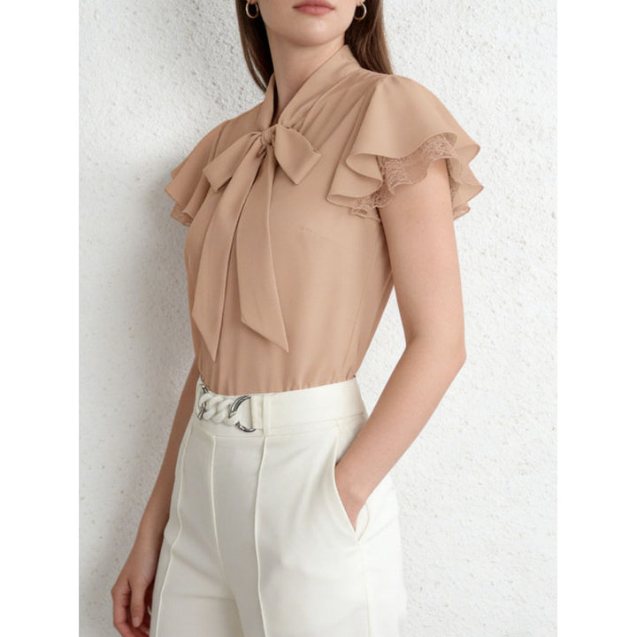 Damebluse med ruffles ærmer og feminin sløjfe Skovae