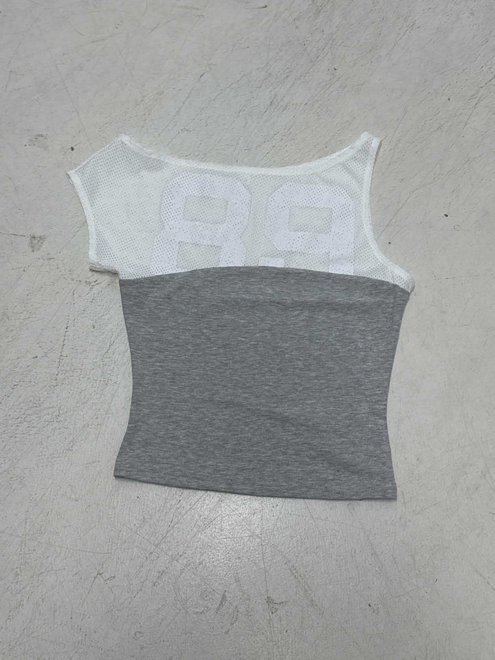 Dame sporttop med moderne netdesign og tætsiddende snit Skovae