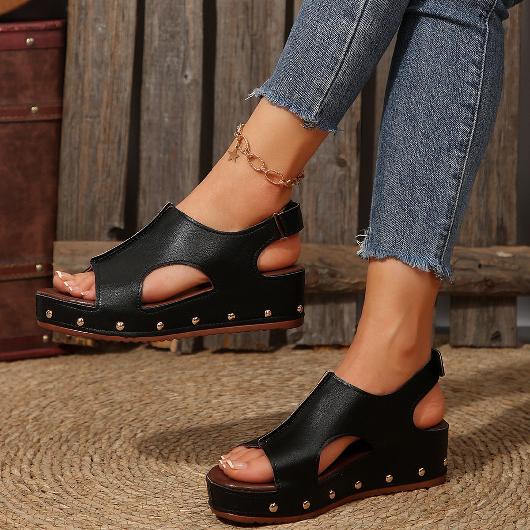 Dame wedge-sandaler med åben tåparti og originalt cut-out-design Stilla