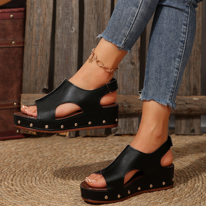 Dame wedge-sandaler med åben tåparti og originalt cut-out-design Stilla