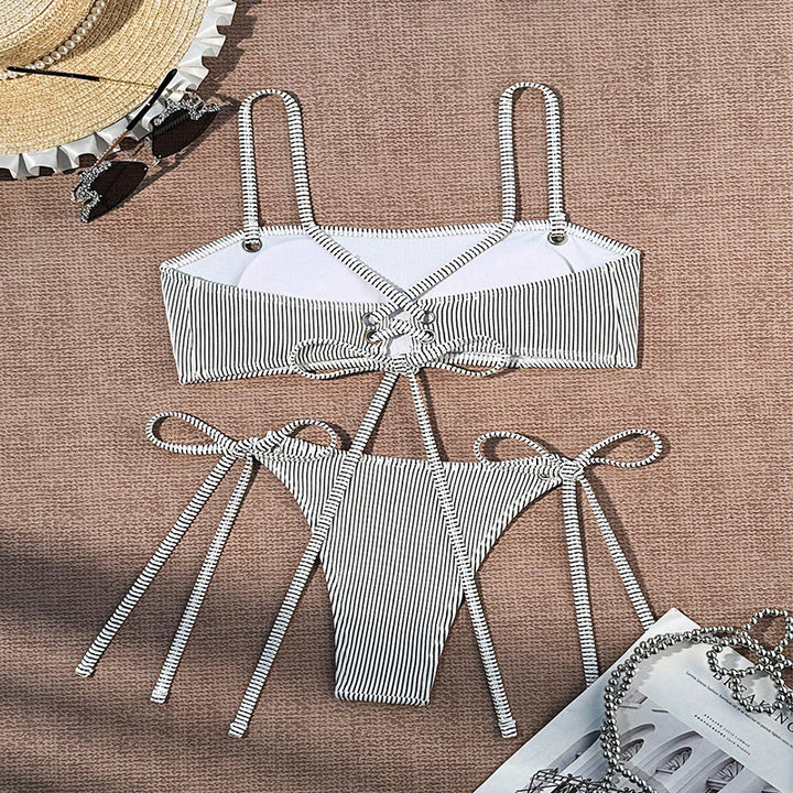 Dame bandeau bikini med elegante bindebånd og moderigtigt stribemønster Skovae