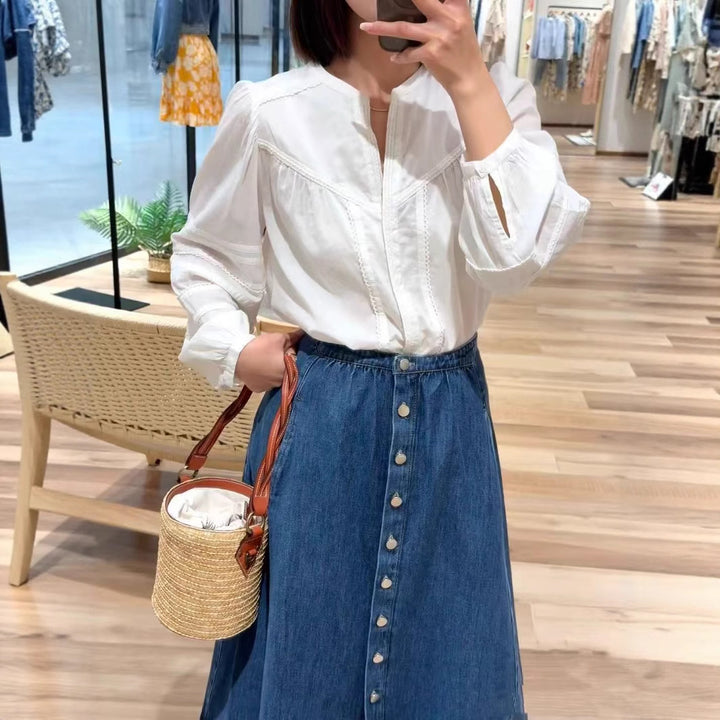 Damebluse med elegante detaljer og broderede accenter Stilla
