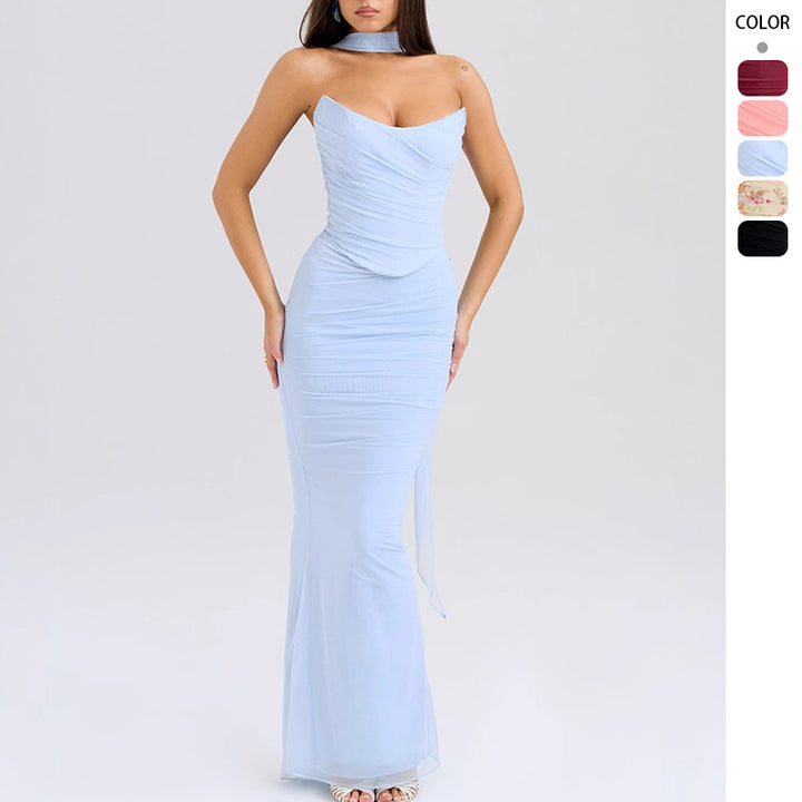 Dame tæt siddende aften kjole med strapless design og sofistikeret drapering Skovae
