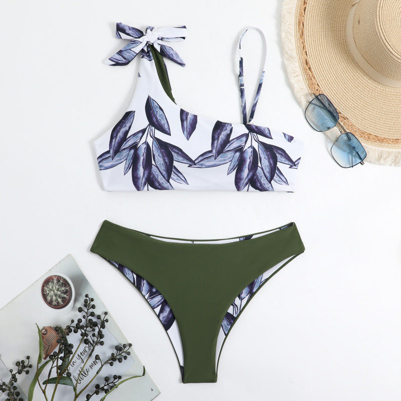 Dame triangel-bikini med moderigtigt blomsterdesign og ensidig strop Skovae