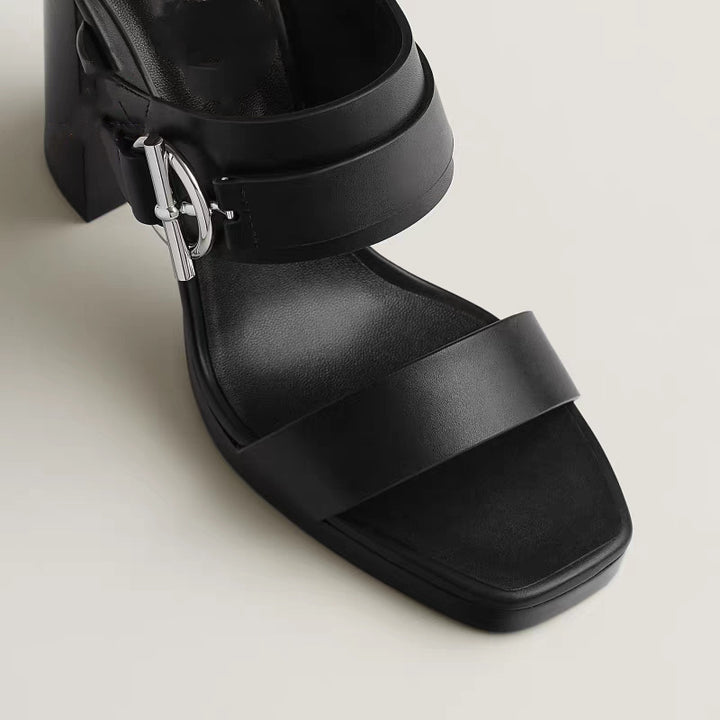 Femme High-Performance Blokhæl sandaler med justerbar ankelrem og dekorativ spænde-detalje Stilla