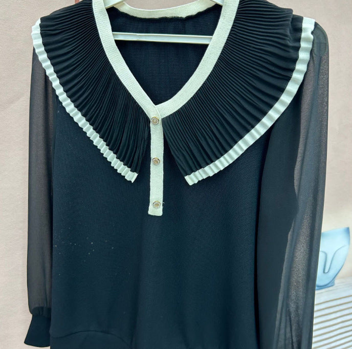 Damebluse med flæsekant og elegant knaplukning Stilla