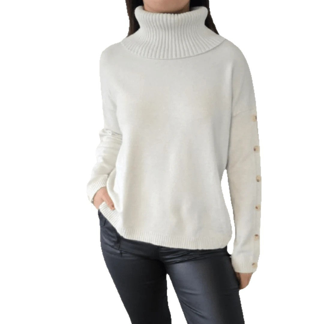 Dame strikpullover med høj krave og fashionable knapper Stilla