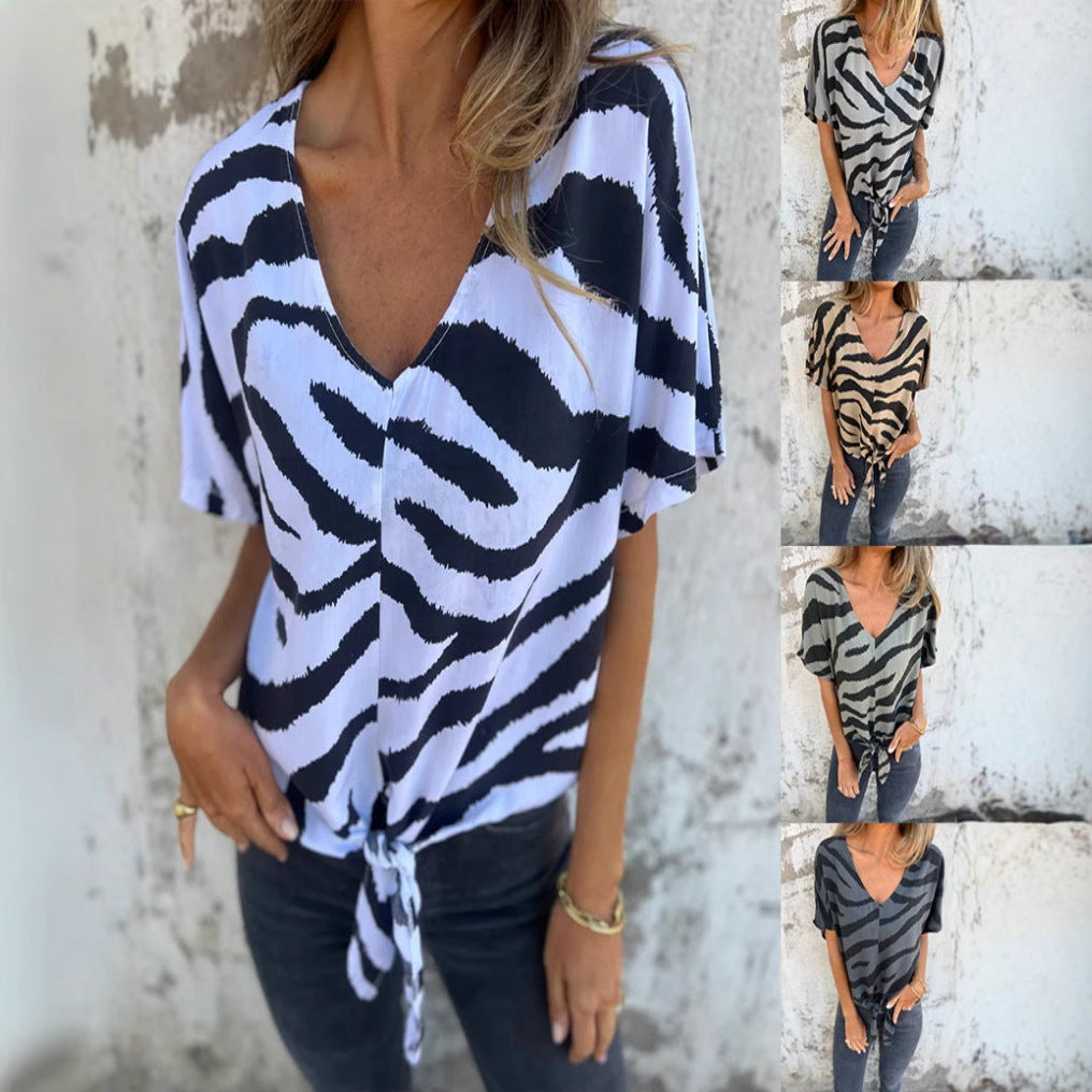 Dame kortærmet bluse med modent knude-detail og unikt zebra-tryk Stilla