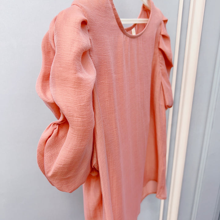 Damebluse med voluminøse puffærmer og elegant snit Stilla