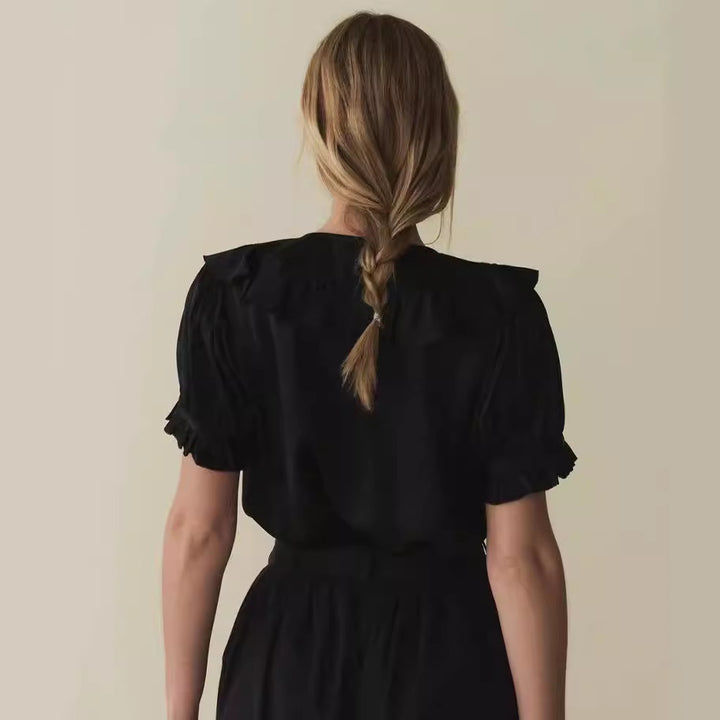 Damebluse med voluminøse ruffle detaljer og dekorative spændingselementer Stilla