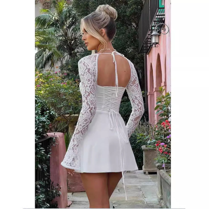 Dame minikjole med elegante spidsærmer og forførende bustier-overdel Stilla