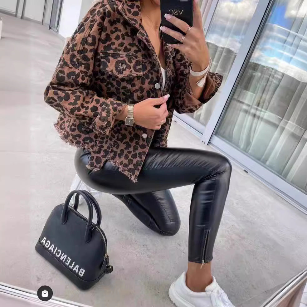 Dame jeansjakke i leoparddesign med løs pasform og frynset afslutning