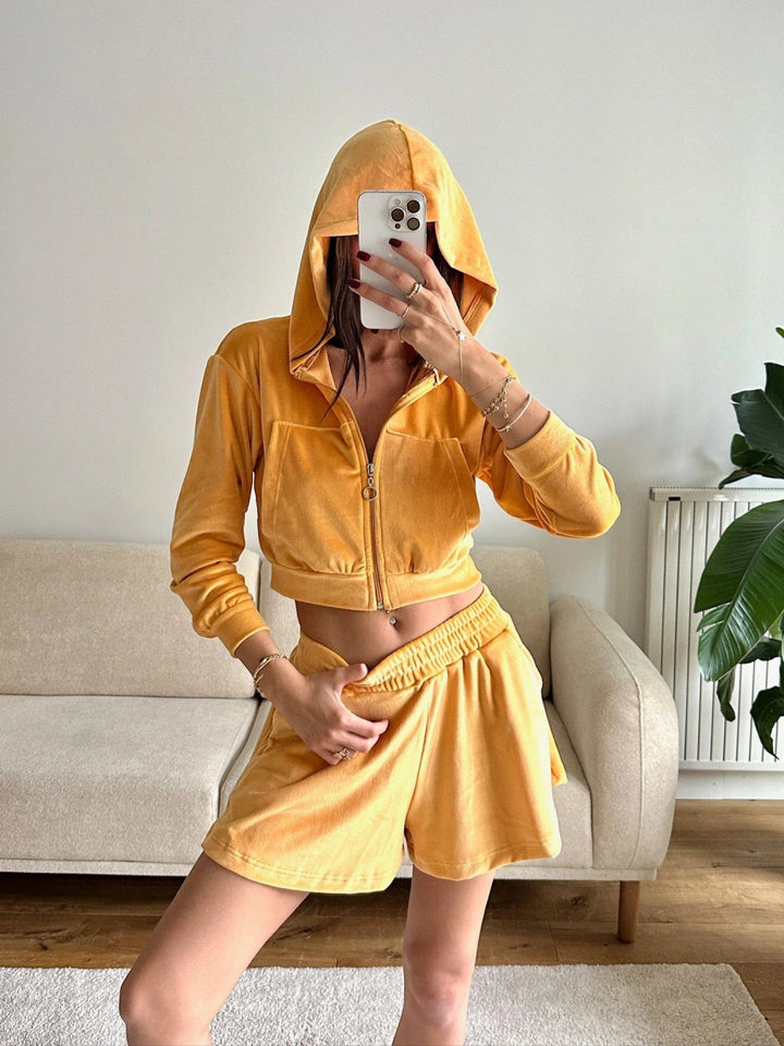 Kvinders afslappede fleece sæt med cropped hoodie og komfortable shorts