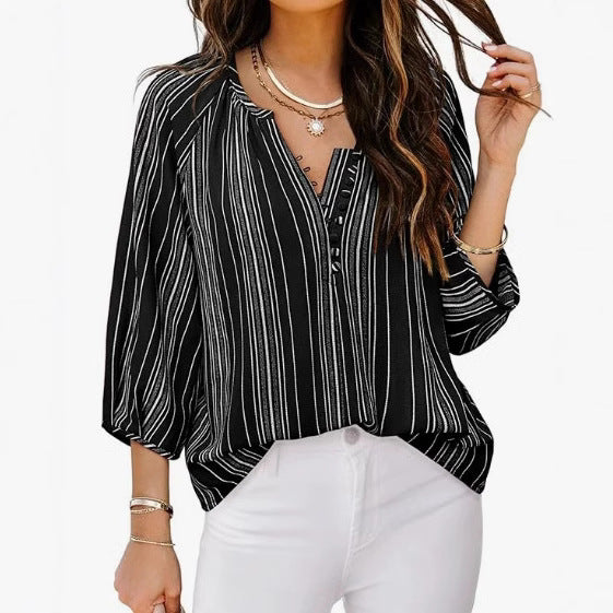Damebluse med stribet design og elegante knapdetaljer Stilla