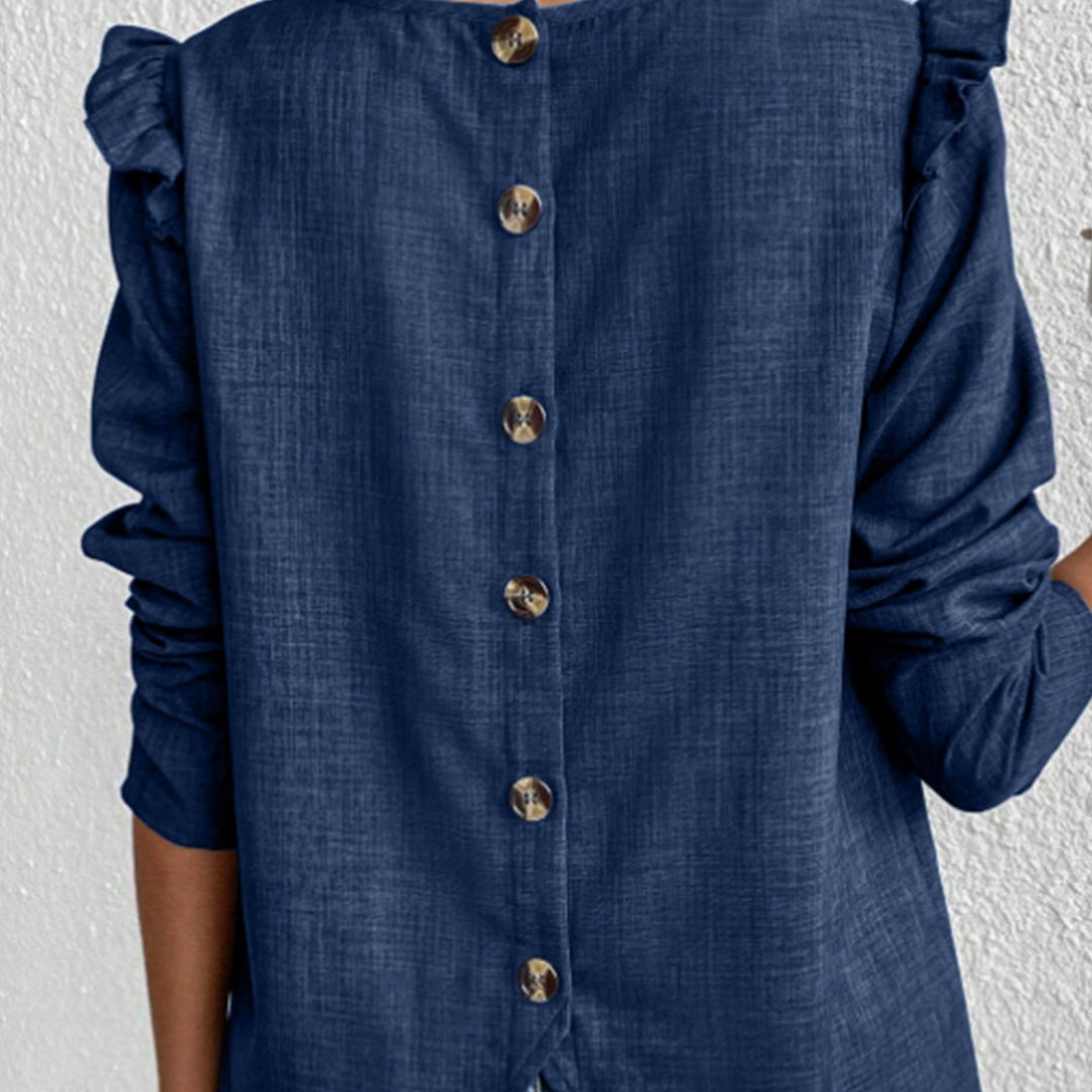 Damebluse med ruffledetaljer og knaplukning Stilla