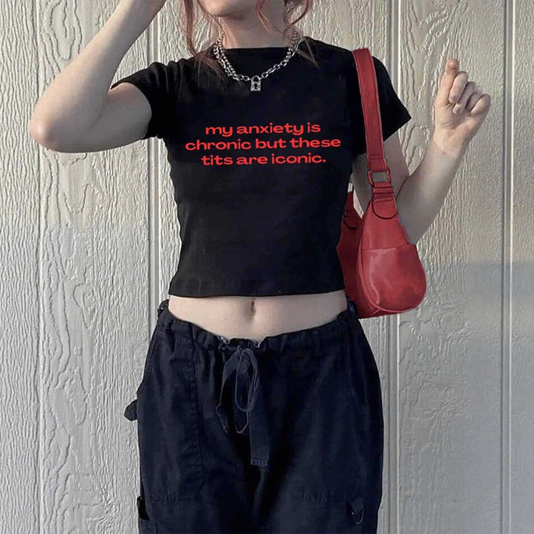 Dame Crop-T-Shirt med inspirerende tekst og tætsiddende pasform Skovae