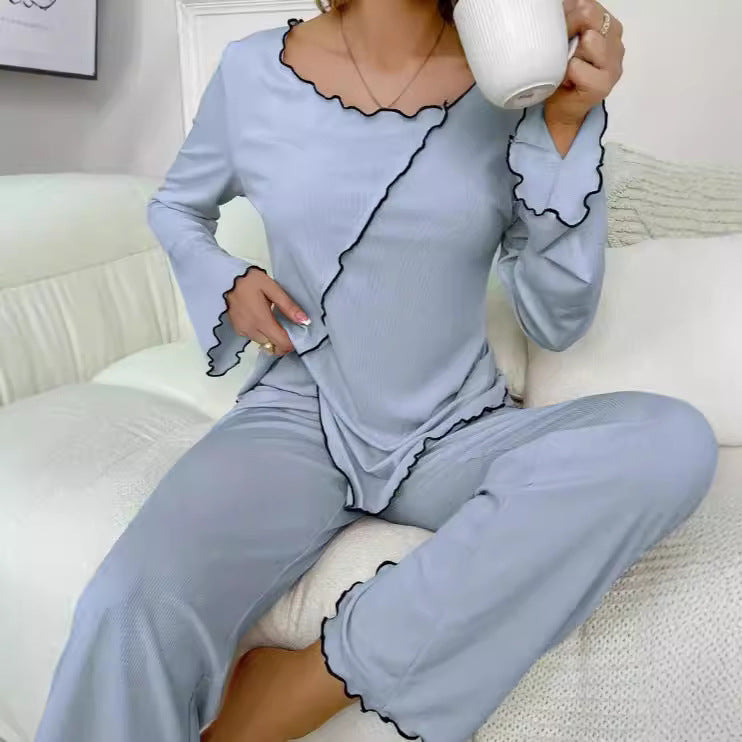 Dame komfortabel Lounge-sæt med feminine volangdetaljer Stilla