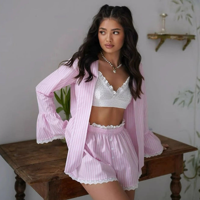 Dame luksuriøst og luftigt pyjamas sæt med brede shorts og elegant bluse Stilla