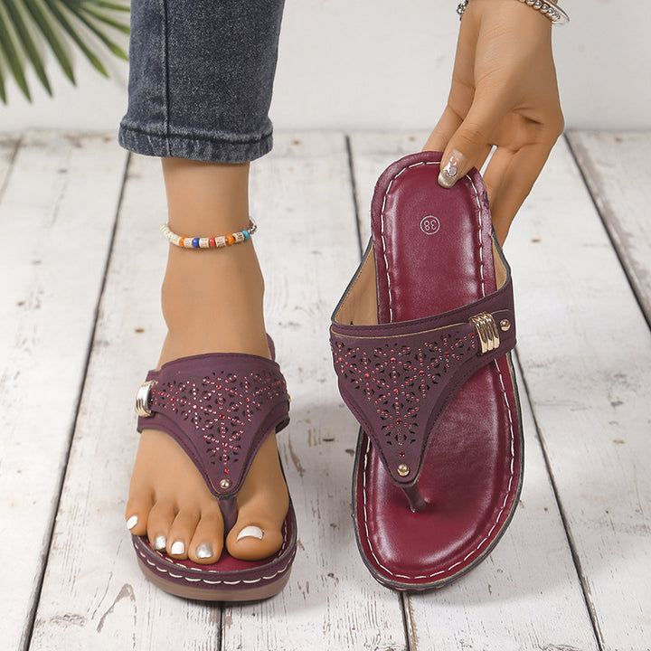 Dame flip-flops med moderne cut-out-design og behagelig wedge-sål Stilla