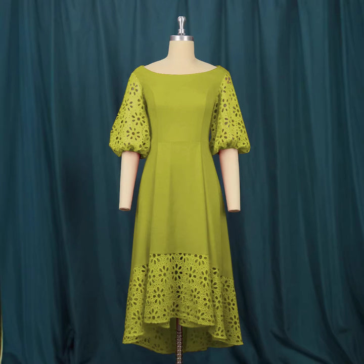 Dame Midi-kjole med elegante hulmønster-detaljer Skovae