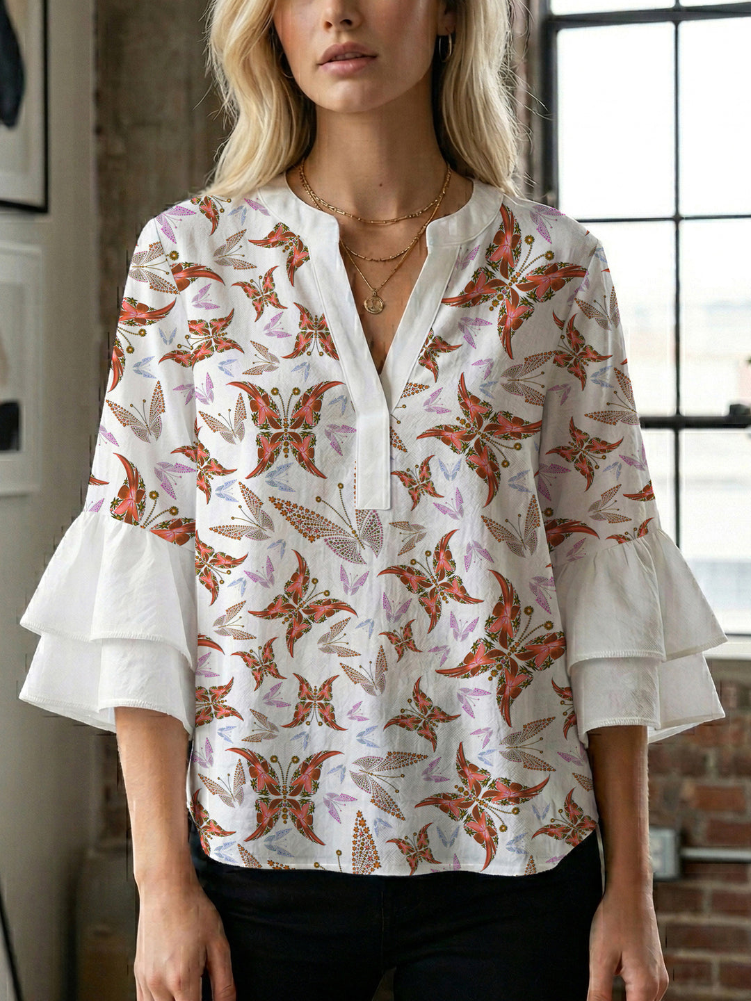 Dame bluse med voluminøse blondererm og kreativt floraldesign Skovae