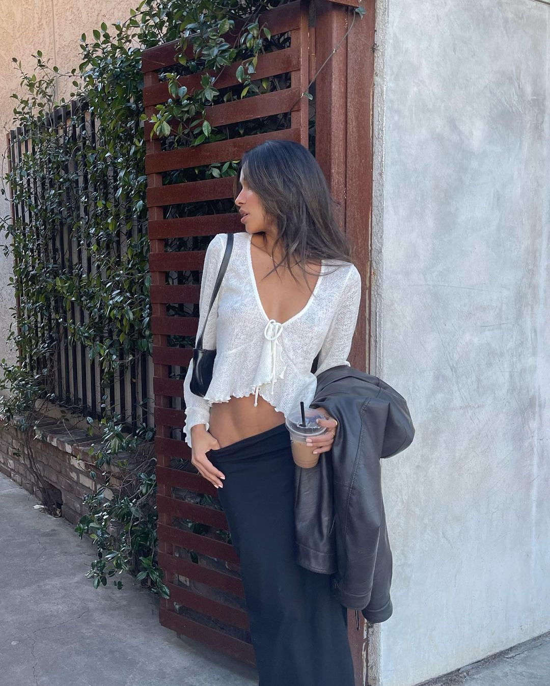 Dame Letto Crop-Top med feminin snøring og afslappet design Skovae