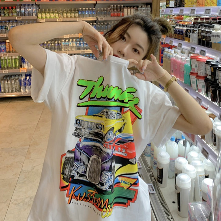 Dame T-shirt med kreativ retro-bil-design og afslappet snit Stilla