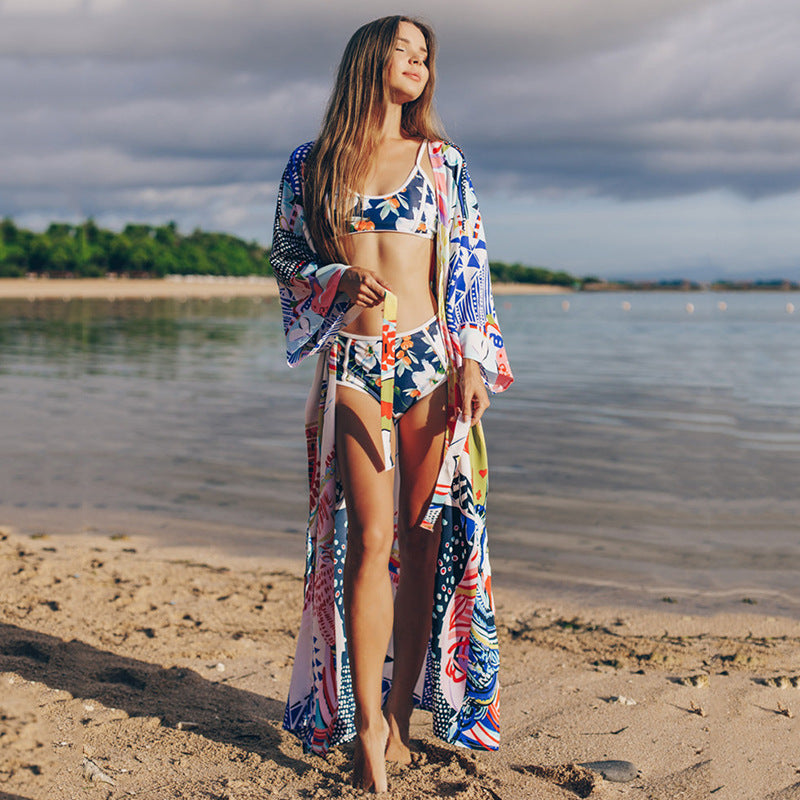 Dame trendy strandkimono med dybe sideslidser og farverigt mønster Stilla