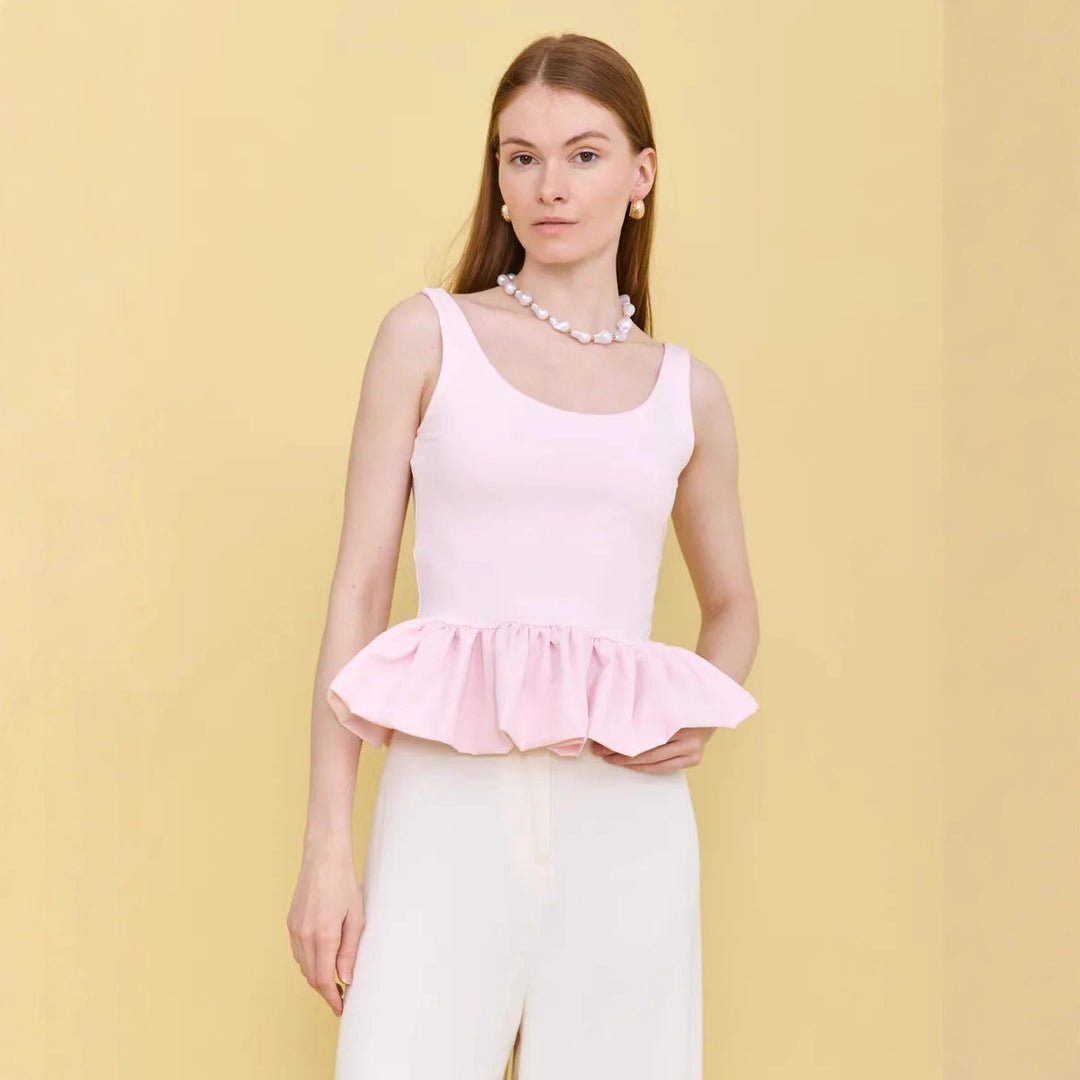 Damebluse med flæser og ærmeløs design Skovae
