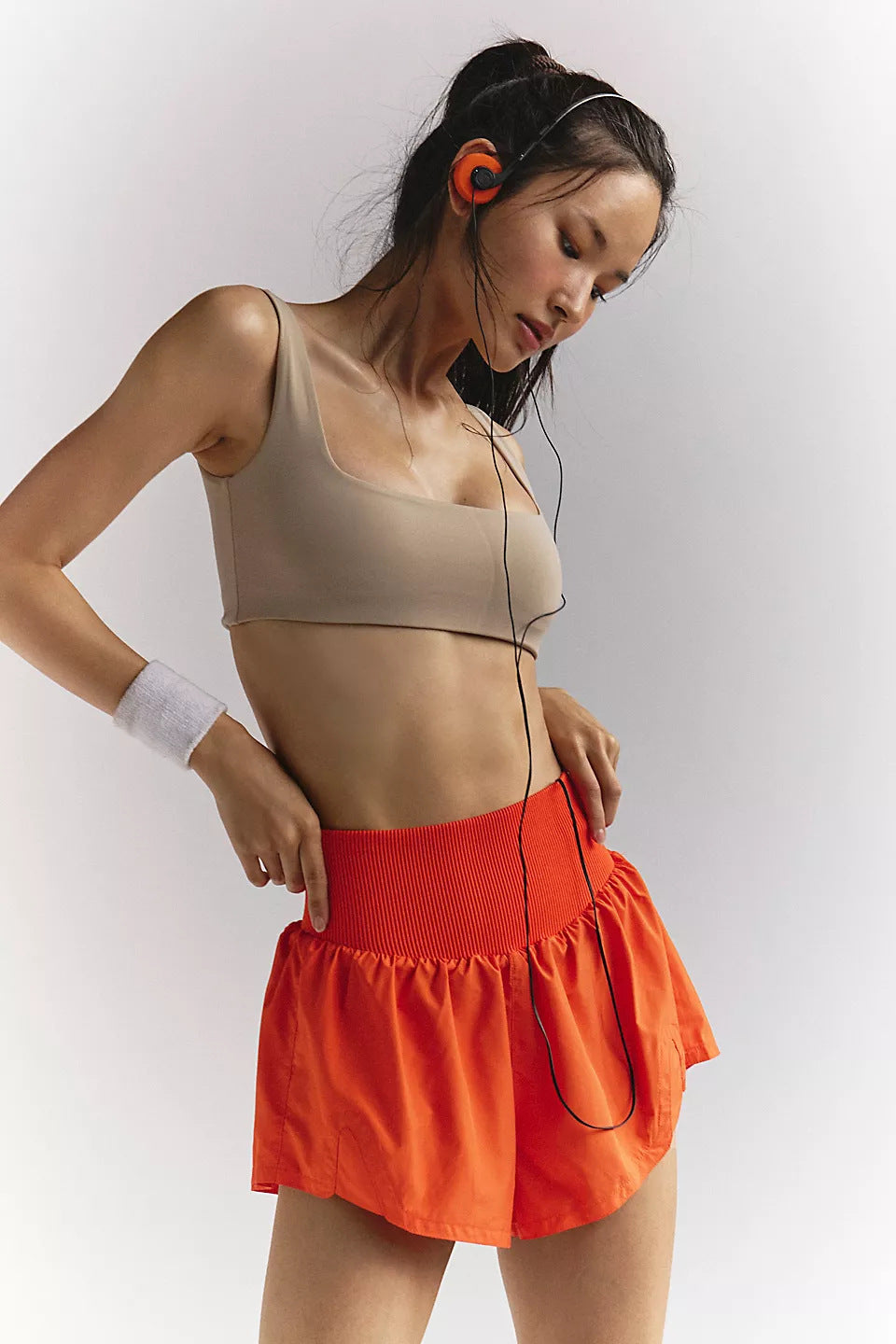Damer sporty kortærmet top med ergonomisk snit og sidesventilation detalje Skovae