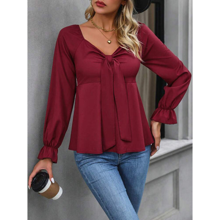Dame Luftigt skåret bluse med slips-detail Stilla