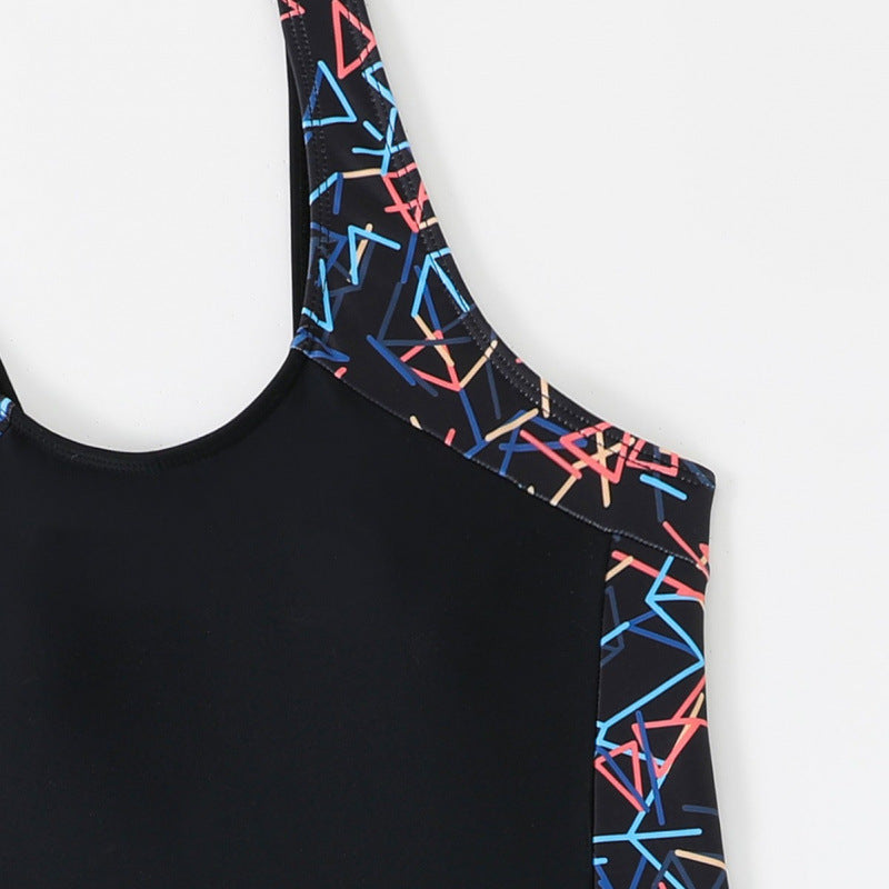Dame sporty svømmedragt med fashionabel snit og grafisk mønster Stilla