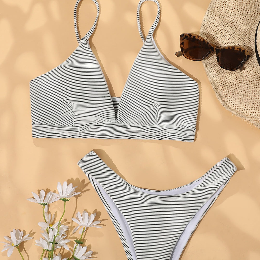 Dame bikini med sporty V-hals og stribet design Stilla