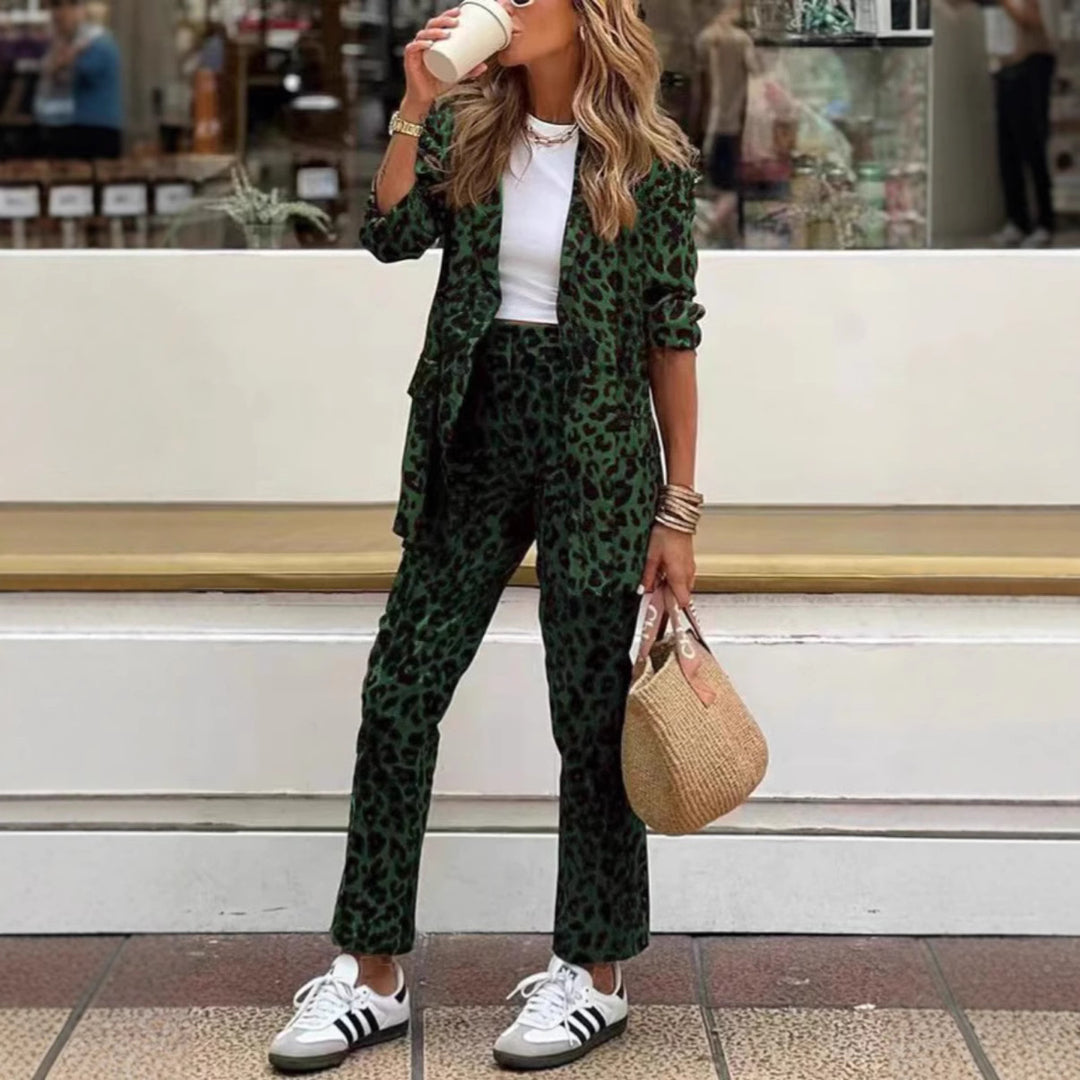 Dame mode blazer sæt med iøjnefaldende leopardmønster og elegant snit Stilla