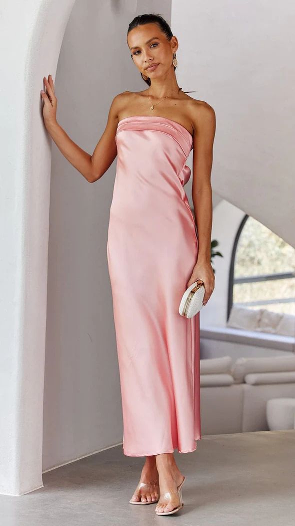 Dame Elegant aftenkjole med off-shoulder design og satinoverflade Stilla