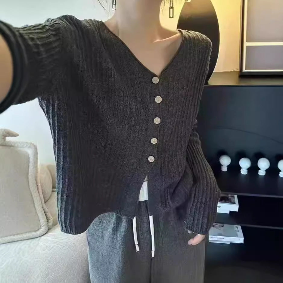 Kvinders cardigan med dekorative knapper og dyb V-hals Stilla