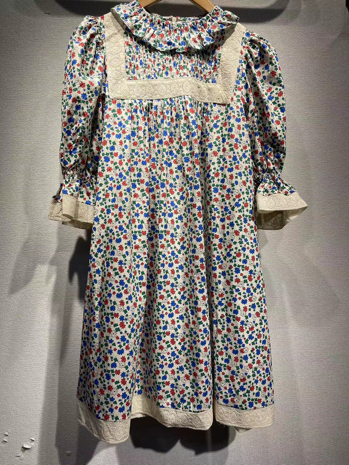 Damebluse med blomsterdesign og spidsdetaljer Stilla