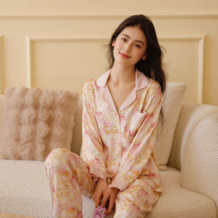 Dame pyjamasæt lavet af let, åndbart stof med blomstermotiv Stilla